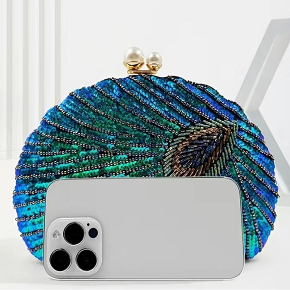 Sequin PEACOCK clutch/purse-SO EYE CATCHING! More is more! ✨ - Picture 3 of 5